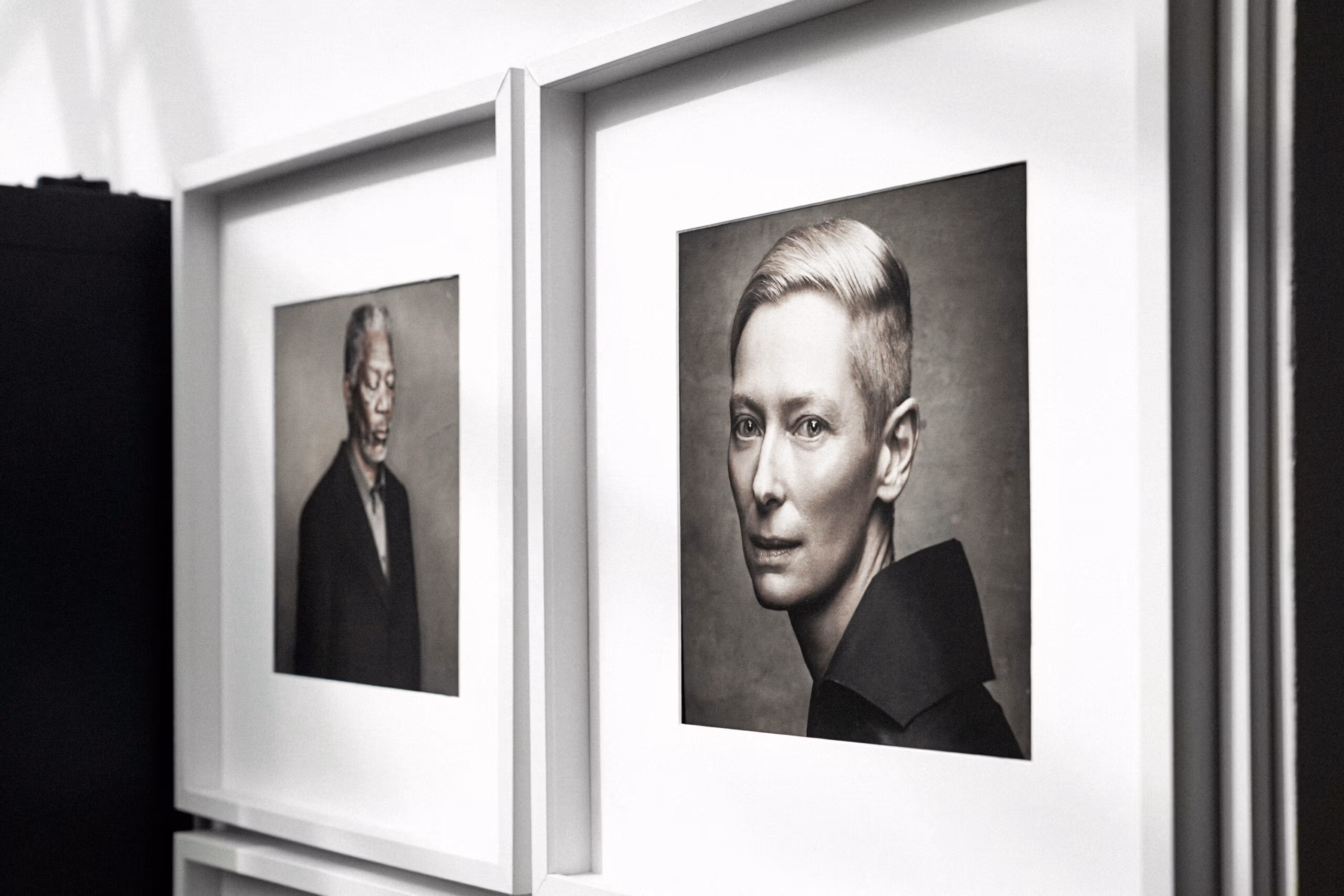 Détail de portraits photographiques noir et blanc encadrés dans la galerie du loft, créant une ambiance culturelle pour shootings éditoriaux et contenus artistiques