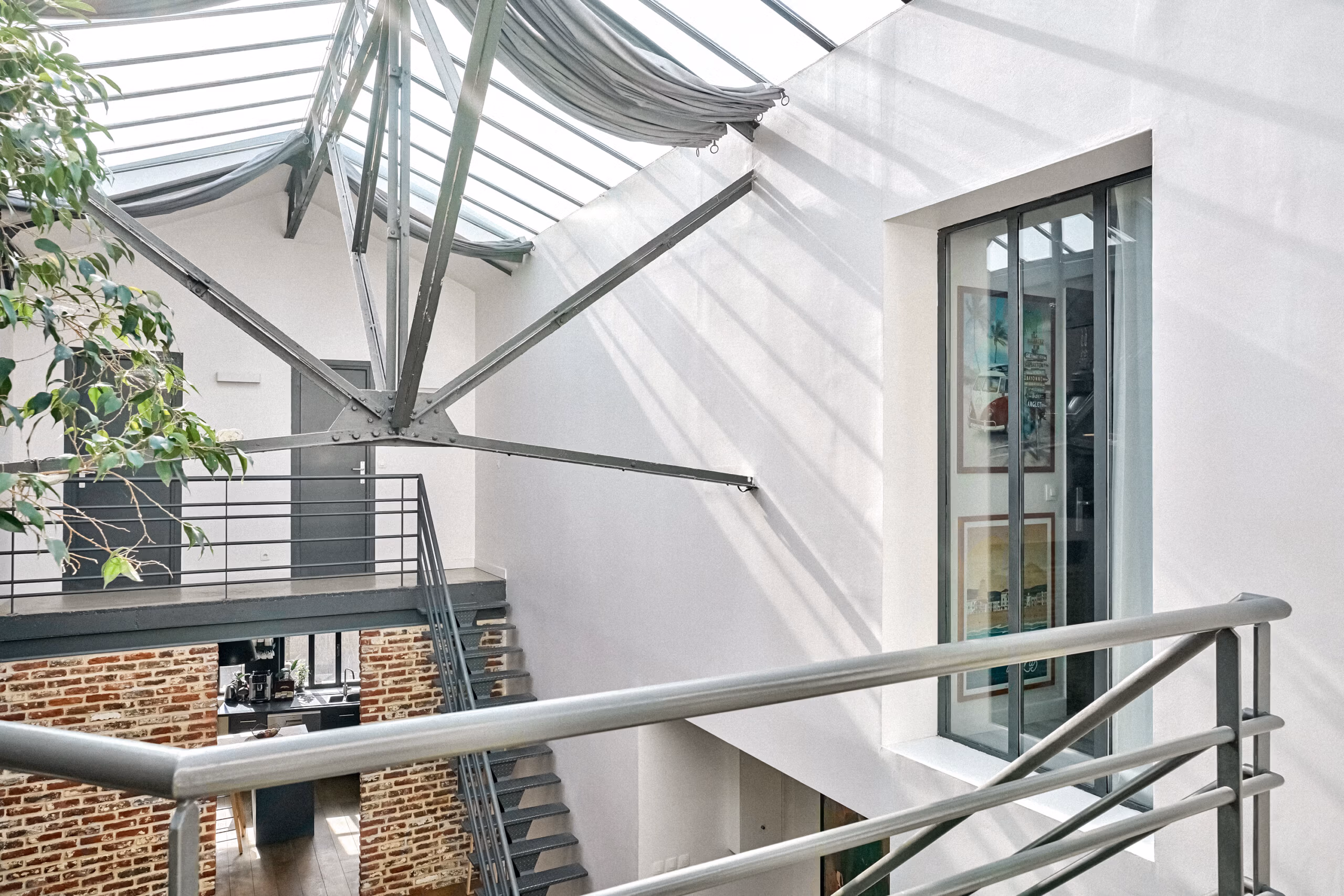 Passerelle mezzanine avec garde-corps tubulaire, verrière cathédrale et perspectives verticales sur colonnes briques pour prises de vue architecturales et films d'art