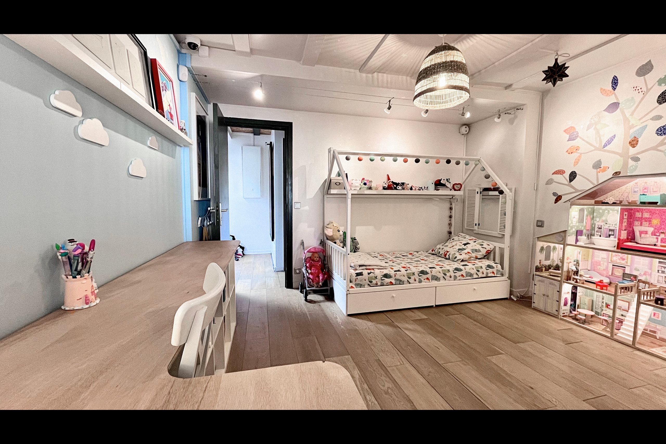 Plateau chambre enfant en enfilade avec couloir, lit cabane à tiroirs, guirlande boules lumineuses et bureau sur mesure pour tournages famille et campagnes lifestyle enfance