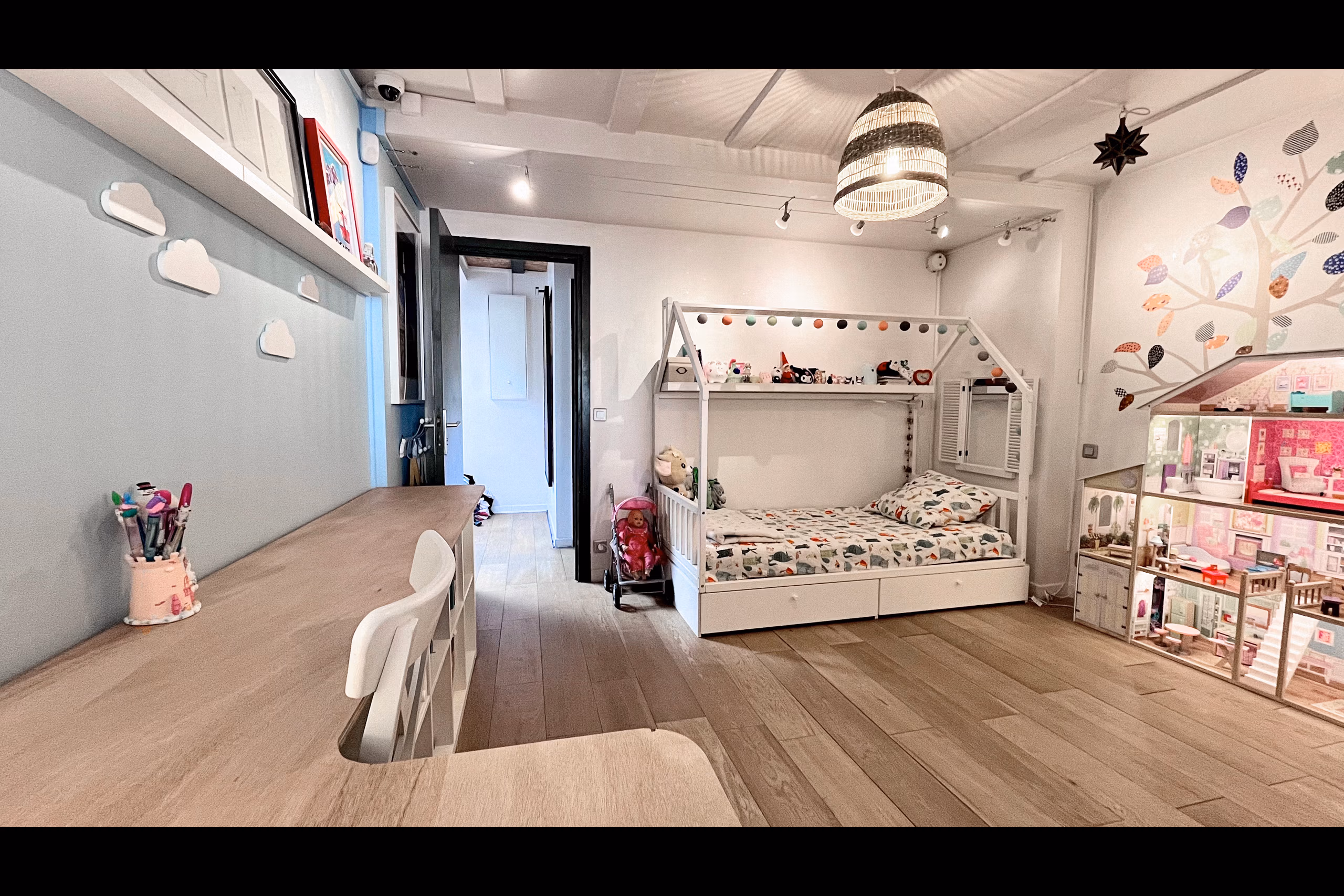 Plateau chambre enfant en enfilade avec couloir, lit cabane à tiroirs, guirlande boules lumineuses et bureau sur mesure pour tournages famille et campagnes lifestyle enfance